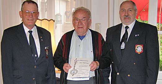 Peter Jocobs und Hermann Dirkes überreichen dem Jubilar eine Urkunde und die Ehrennadel in Gold.