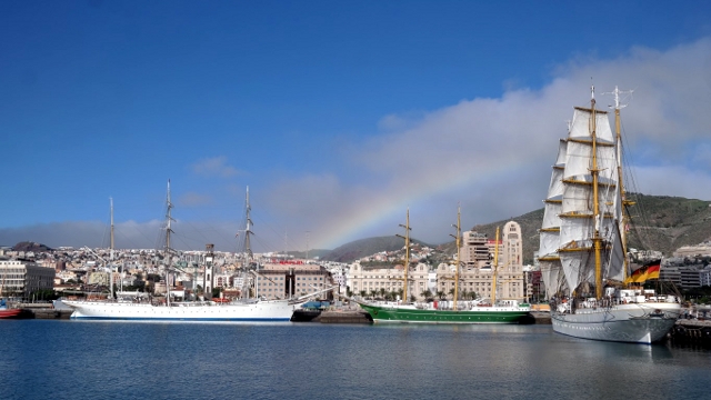 Alle drei Barken vor der Kulisse von Santa Cruz de Tenerife (Quelle: 2014 Bundeswehr / Segelschulschiff „Gorch Fock“)